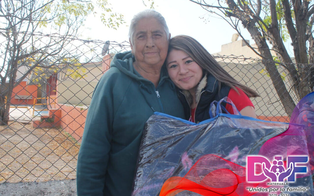 PAULA MÉNDEZ GARCÍA PRESIDENTA DEL DIF MUNICIPAL DE MATEHUALA ENTREGA APOYOS A COMUNIDADES.