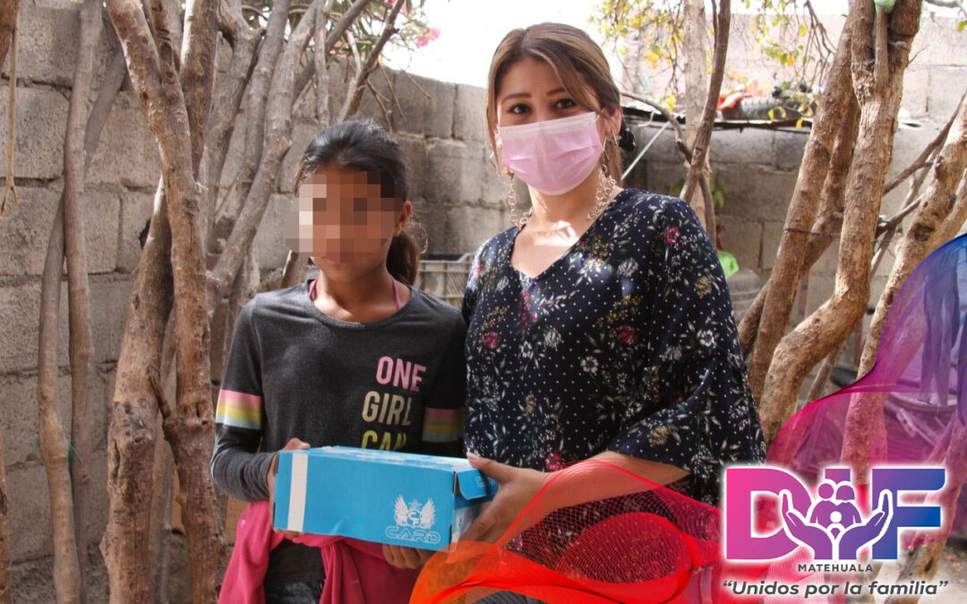 PAULA MENDEZ GARCÍA ENTREGA APOYOS A NIÑOS DEL FRACCIONAMIENTO BENITO JUÁREZ.