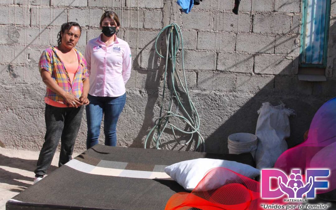 PAULA MÉNDEZ ENTREGA RECAMARAS A PERSONAS VULNERABLES.