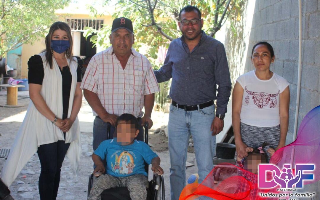 PAULA MÉNDEZ E IVÁN ESTRADA ENTREGAN SILLAS DE RUEDAS