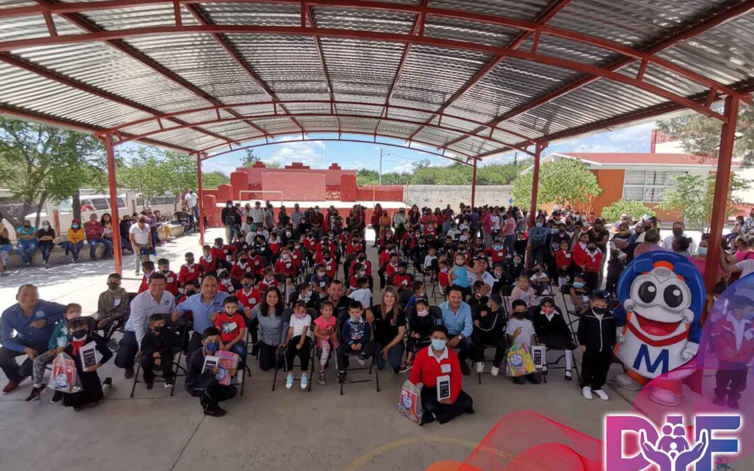 IVAN ESTRADA Y PAULA MÉNDEZ LLEVAN SEGUNDA ENTREGA DE UTILES ESCOLARES