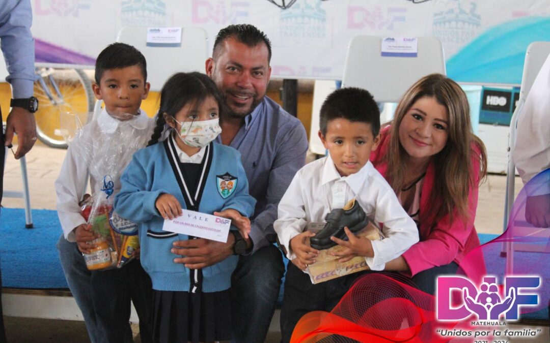 IVÁN ENTRADA Y PAULA MÉNDEZ ENTREGAN ÚTILES ESCOLARES Y CALZADO A ESTUDIANTES DE MATEHUALA