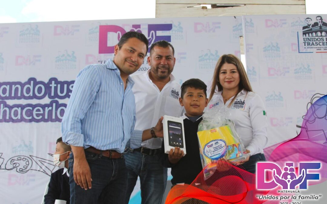 IVAN ESTRADA Y PAULA MÉNDEZ RECONOCEN A ALUMNOS DESTACADOS DEL SECTOR RURAL