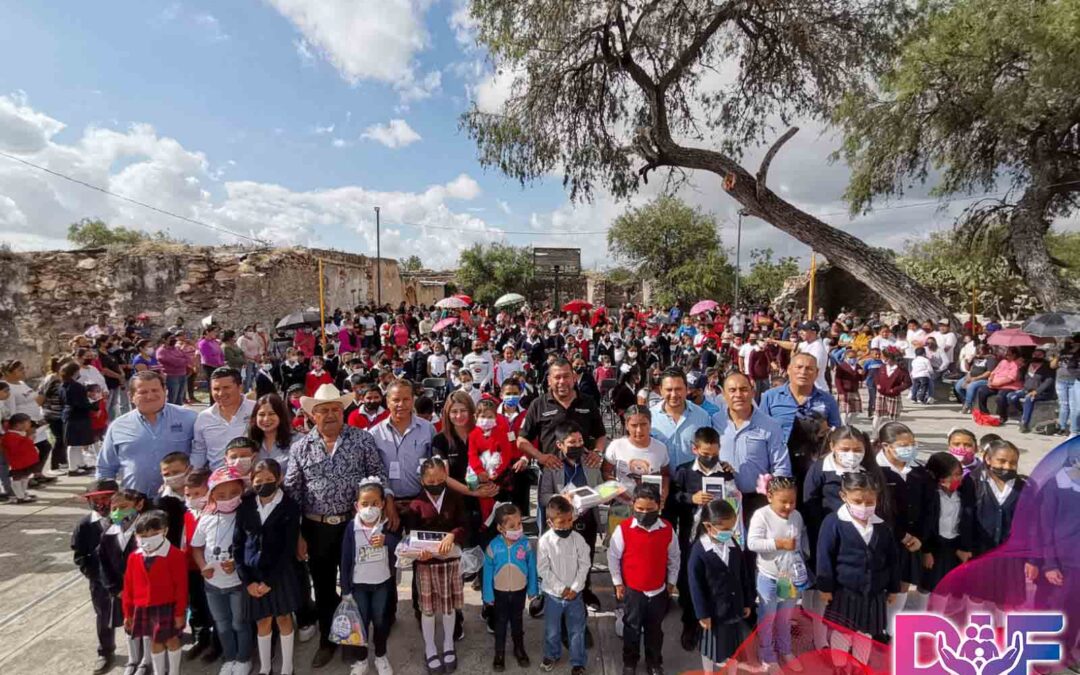 IVÁN ESTRADA Y PAULA MÉNDEZ CONTINÚAN CON PROGRAMA DE ÚTILES ESCOLARES