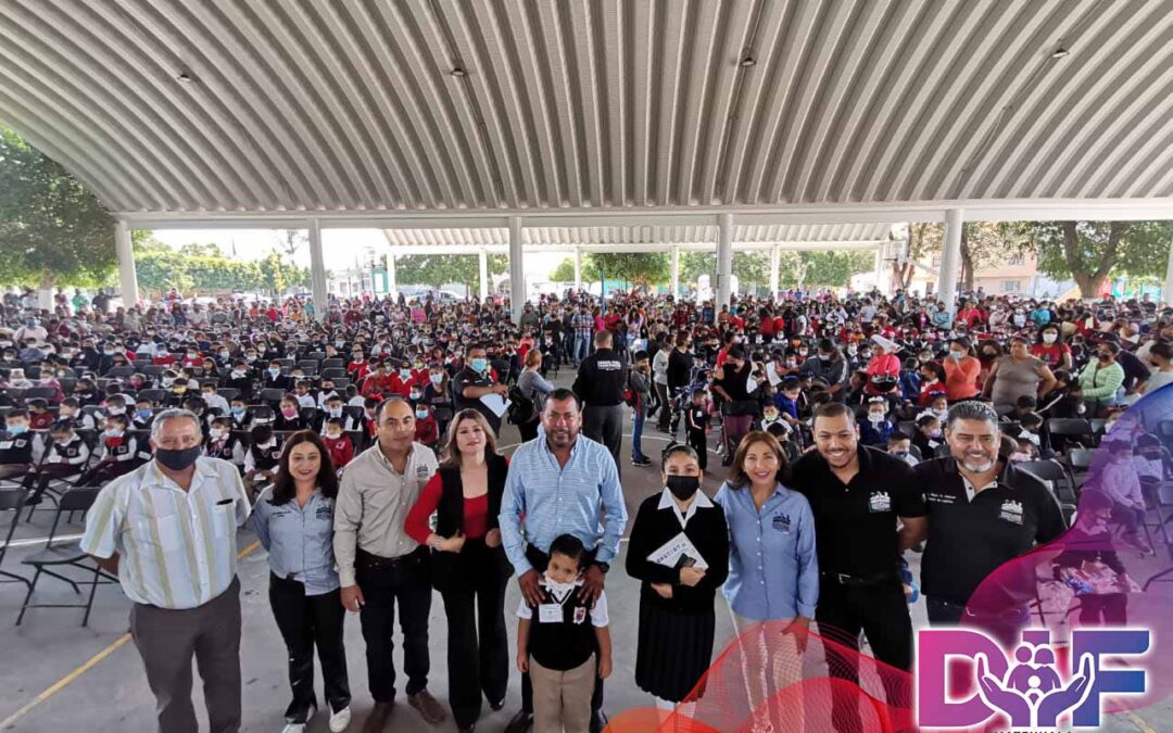 MÁS DE 3 MIL ÚTILES ESCOLARES ENTERGARON PAULA MÉNDEZ E IVÁN ESTRADA