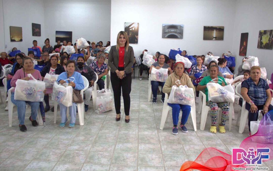 PAULA MÉNDEZ GARCÍA ENTREGA APOYOS ALIMENTARIOS.