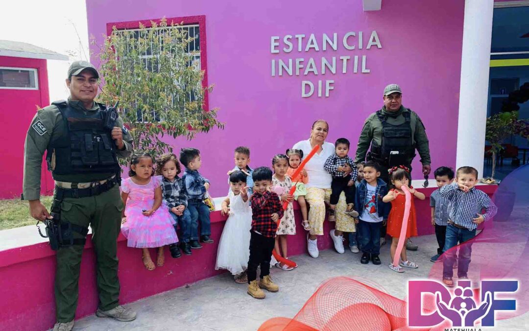 Elementos de la Guardia Civil Estatal Sorprendiendo a nuestros pequeños
