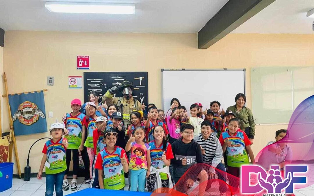 Campamento DIF Recorre Diferentes Calles de la Ciudad en el Camión de Bomberos