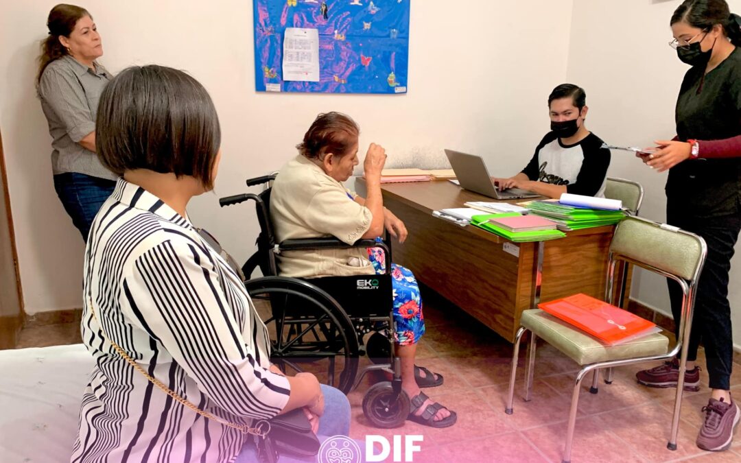 Dr. Sigilfrido Núñez brinda atención médica a adultos mayores en el asilo “Padre José Navarro Sahagún”