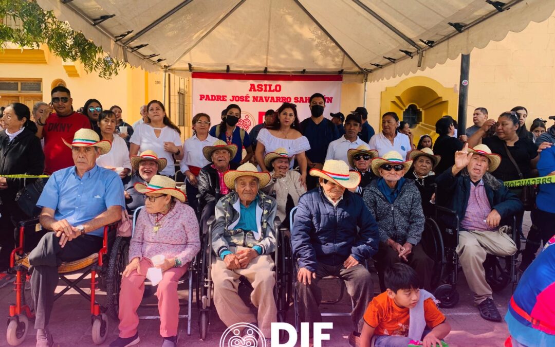 Abuelos del Asilo “Padre José Navarro Sahagún” disfrutan del Desfile de la Revolución Mexicana