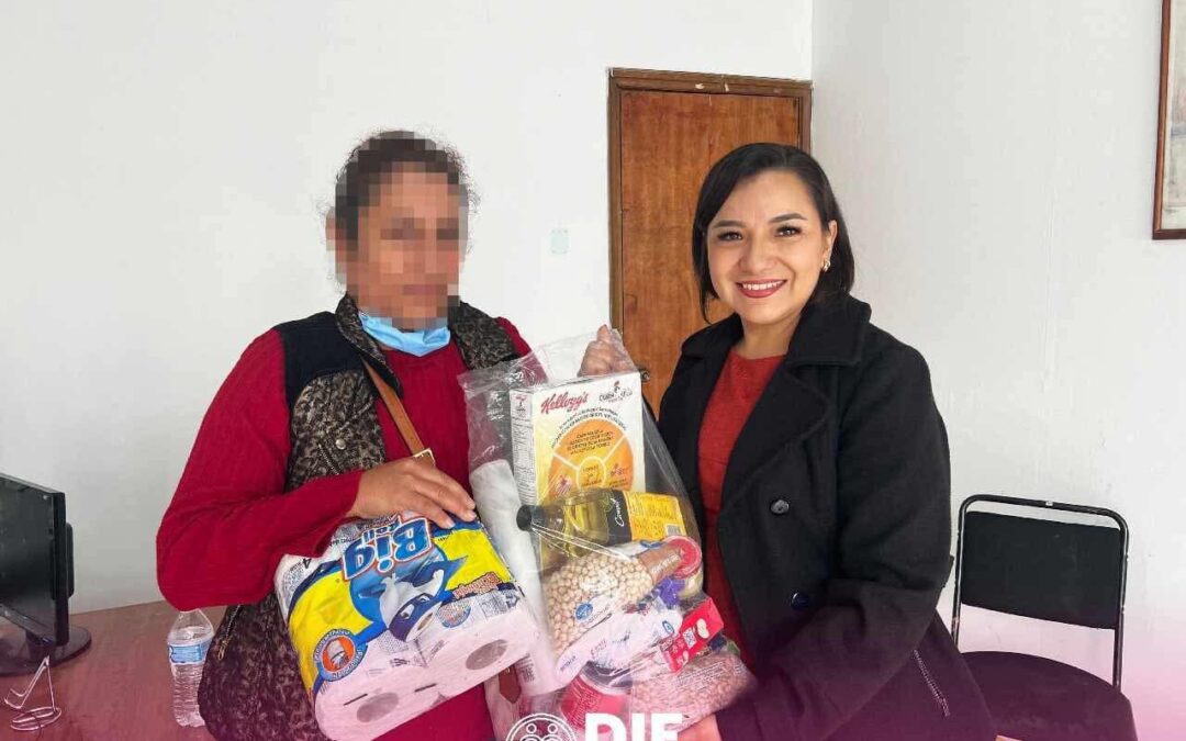 Presidenta del DIF Municipal entrega despensas para apoyar a familias en situación vulnerable