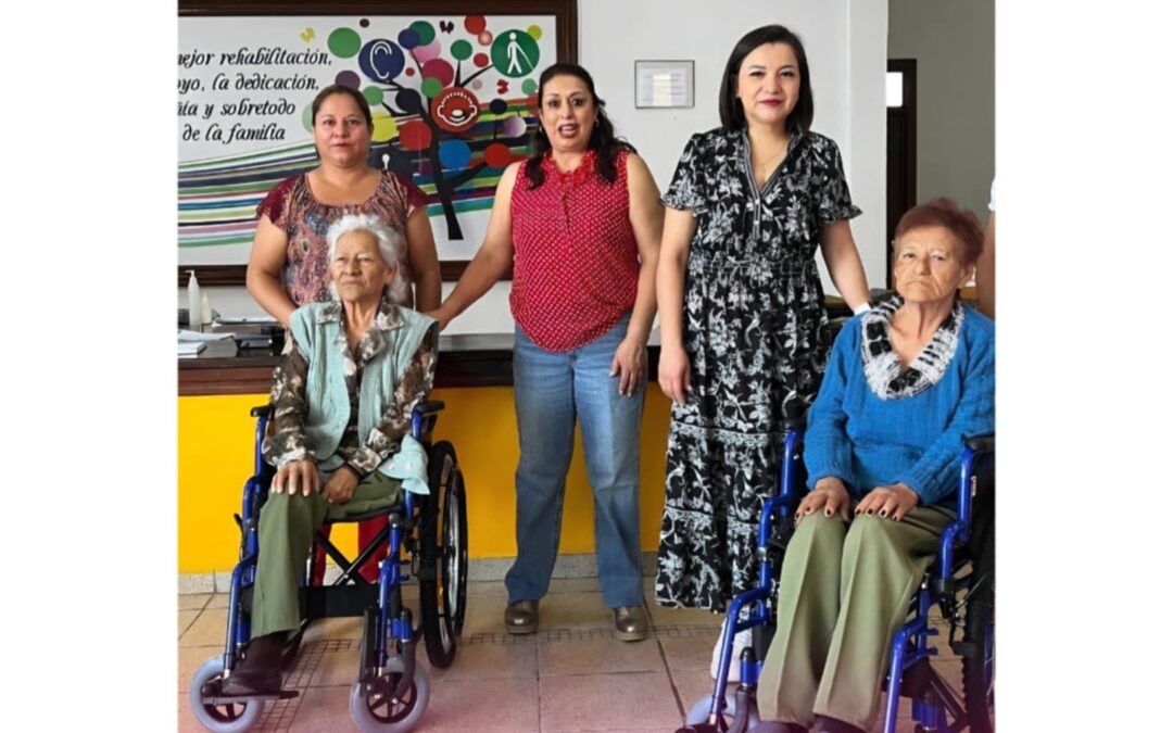 Presidenta del SMDIF realiza entrega de silla de ruedas